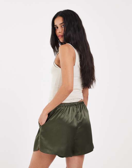 ASOS DESIGN maßgeschneiderte Runner-Shorts aus Satin in Khaki, 4 von 5