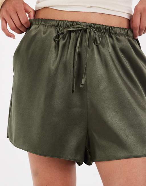 ASOS DESIGN maßgeschneiderte Runner-Shorts aus Satin in Khaki, 5 von 5