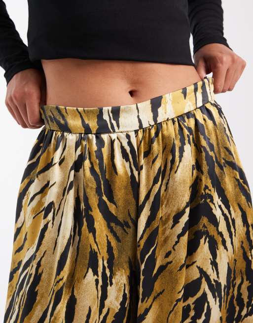 ASOS DESIGN maßgeschneiderte Satin-Palazzohose mit Tigerprint, 3 von 5