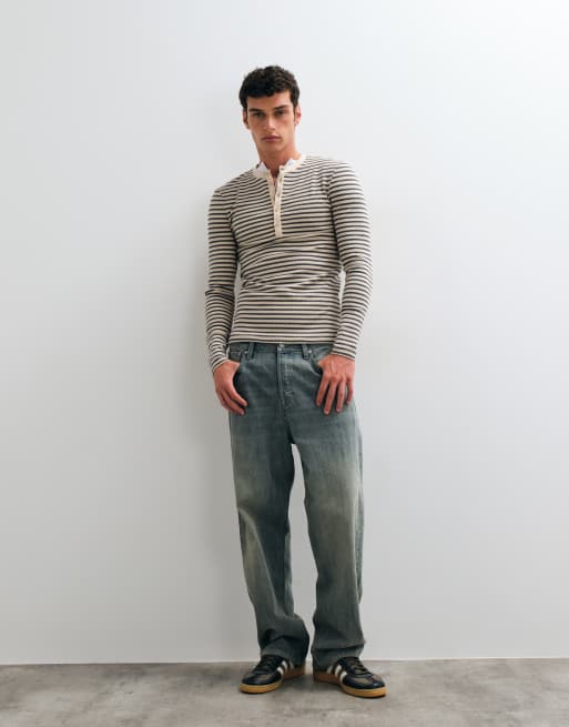 ASOS DESIGN maglia henley muscle fit a maniche lunghe a righe in stone e nero, 2 di 5