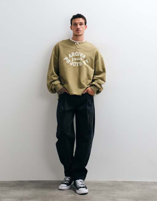 ASOS DESIGN maglia oversize serafino con stampa pigmentata, impunture sovrapposte e bordi grezzi, color kaki, 4 di 5