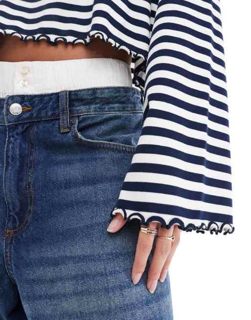 ASOS DESIGN - Maglietta a maniche lunghe a righe color bianco e blu navy con orlo smerlato, 2 di 4