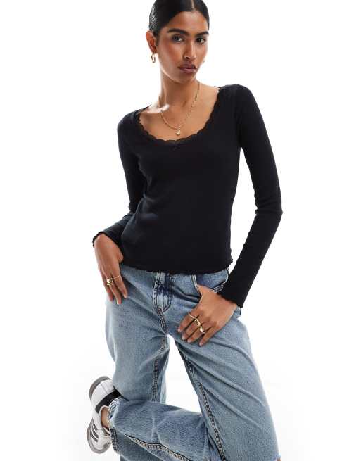 Maglietta nera e jeans shop