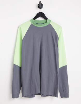 ASOS DESIGN - Maglietta a maniche lunghe oversize con collo alto grigia e verde colour block 