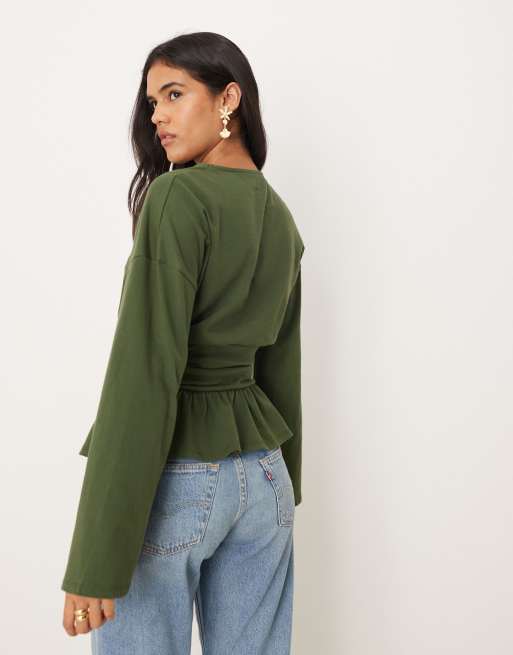 ASOS DESIGN - Maglietta a maniche lunghe oversize stretta in vita kaki con orlo peplo , 4 di 4
