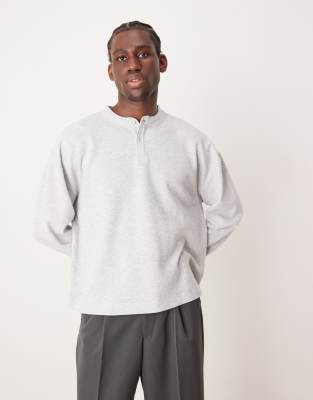 ASOS DESIGN - Maglietta a maniche lunghe squadrata oversize in tessuto a nido d'ape color grigio mélange con scollo serafino