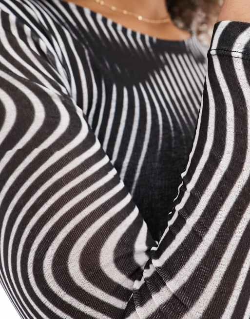 ASOS DESIGN - Maglietta baby a maniche lunghe in rete con stampa di labbra, 2 di 4