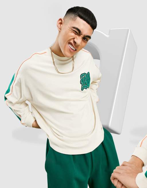 ASOS DESIGN - Maglietta oversize beige a maniche lunghe con fettuccia e stemma sul petto