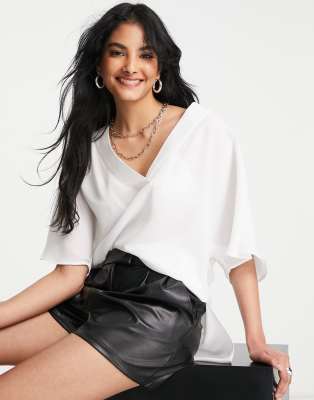 ASOS DESIGN - Maglietta oversize con scollo a V e spacco sul fondo color avorio