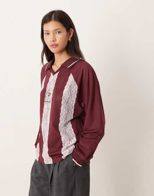 ASOS DESIGN - Maglietta stile calcio a maniche lunghe bordeaux con dettagli in pizzo rosa