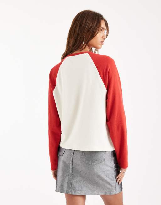 ASOS DESIGN - Maglietta testurizzata color panna con maniche raglan rosse lunghe, 3 di 4