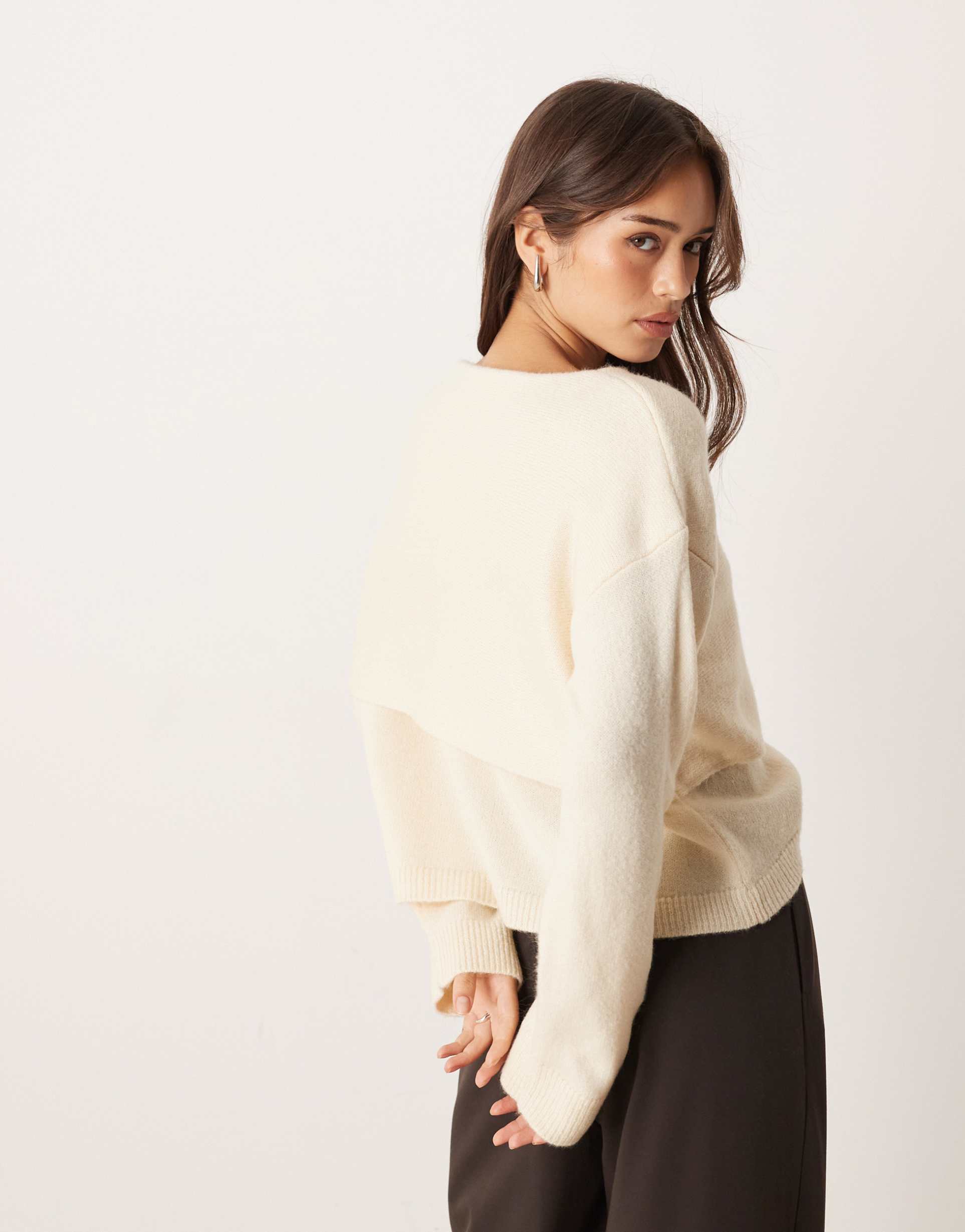ASOS DESIGN - Maglione color crema con mantella asimmetrica