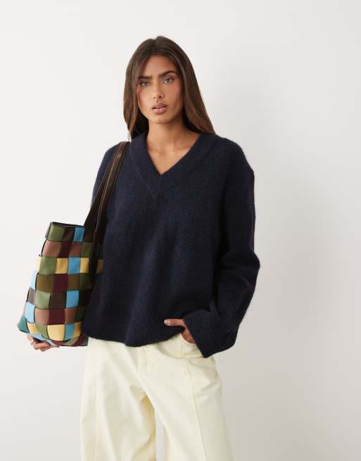 ASOS DESIGN maglione comodo con scollo a V blu navy, 2 di 4