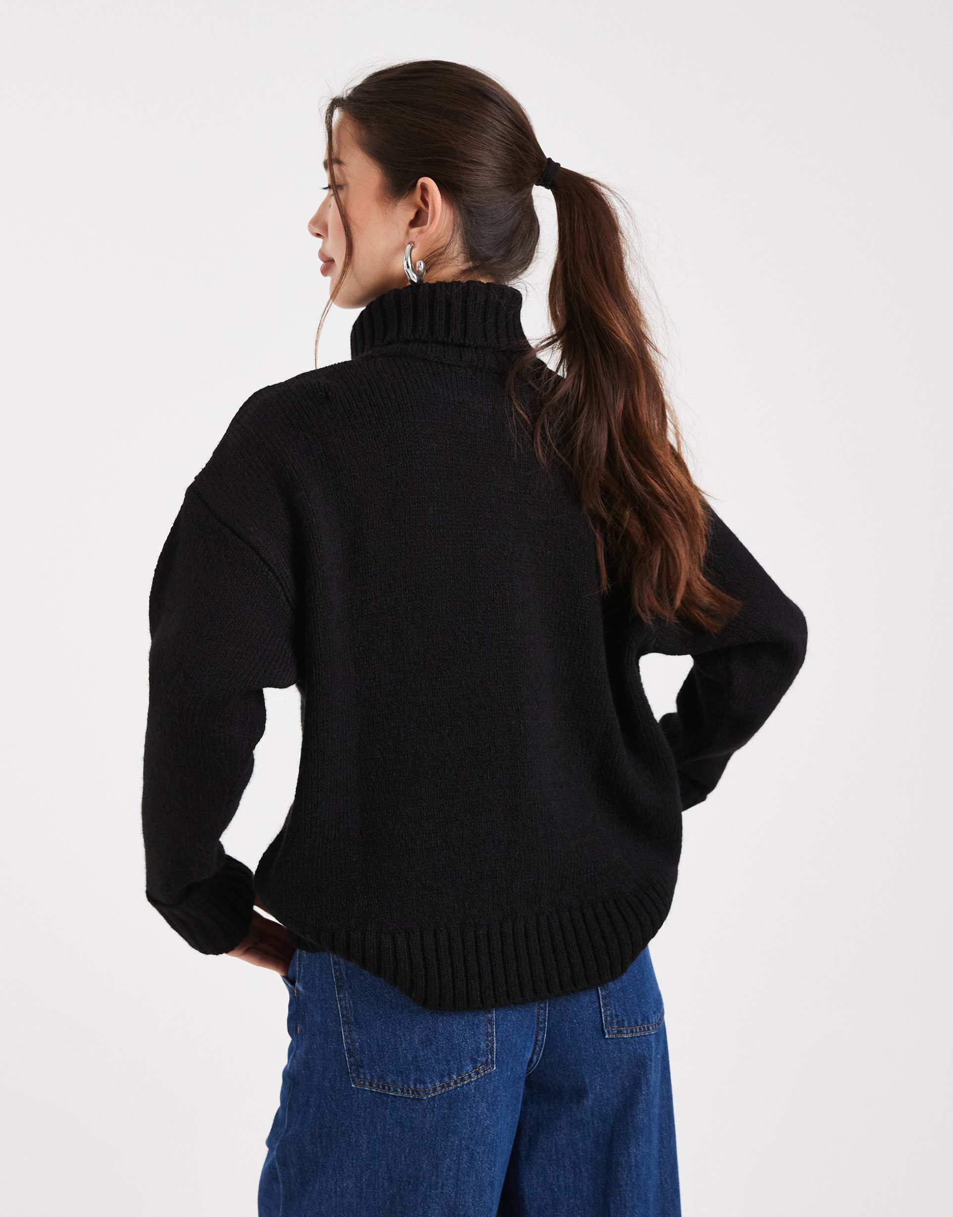 ASOS DESIGN - Maglione con collo alto comodo nero con risvolto sui polsini