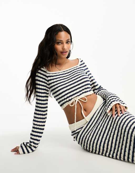 ASOS DESIGN - Maglione corto in maglia a righe blu navy e color crema in coordinato