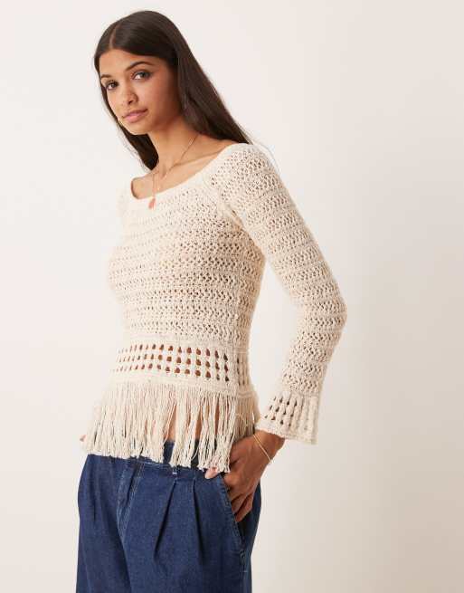 ASOS DESIGN - Maglione effetto uncinetto color pietra con spalle scoperte e frange sull'orlo