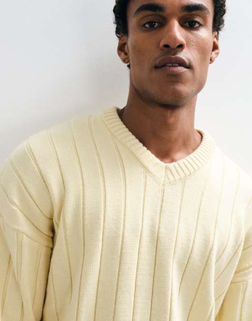 ASOS DESIGN maglione lavorato a maglia comodo con scollo a V in giallo a coste, 4 di 5