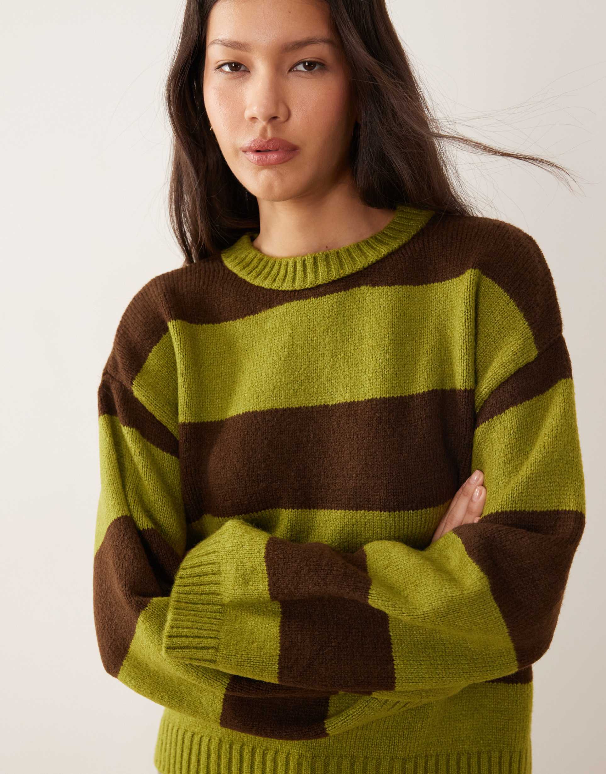 ASOS DESIGN - Maglione lavorato a righe ampie color oliva e cioccolato