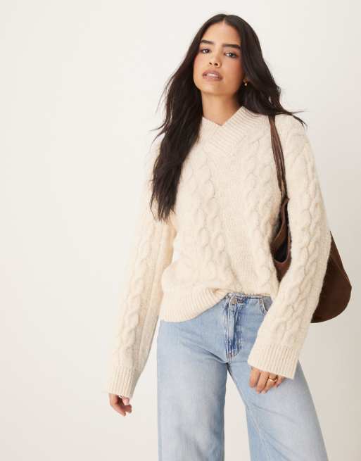 ASOS DESIGN - Maglione lavorato a trecce in misto lana color écru con scollo a V alto