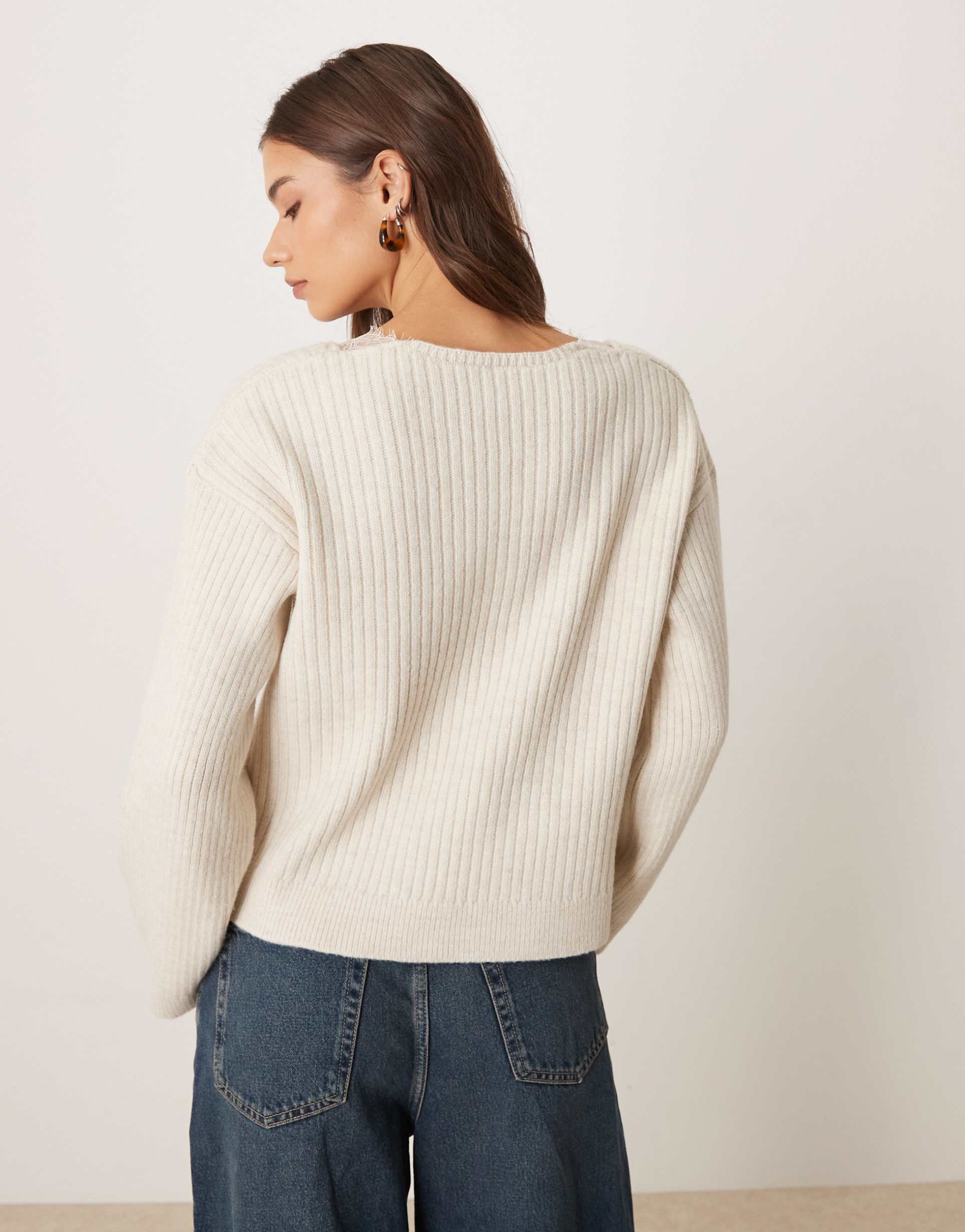 ASOS DESIGN - Maglione lavorato color écru con scollo a V profondo e finiture in pizzo