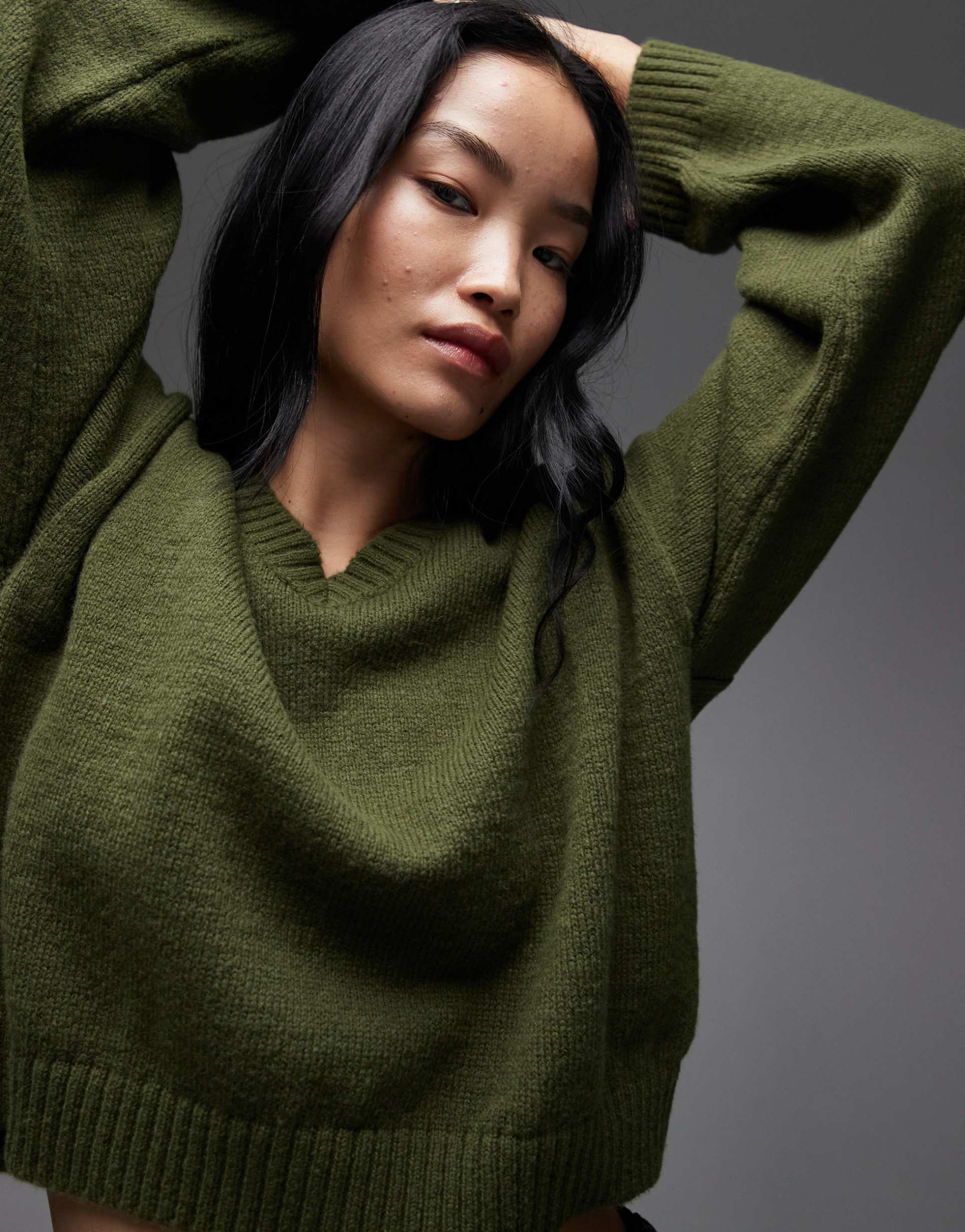 ASOS DESIGN - Maglione lavorato color kaki con scollo a V e maniche ampie