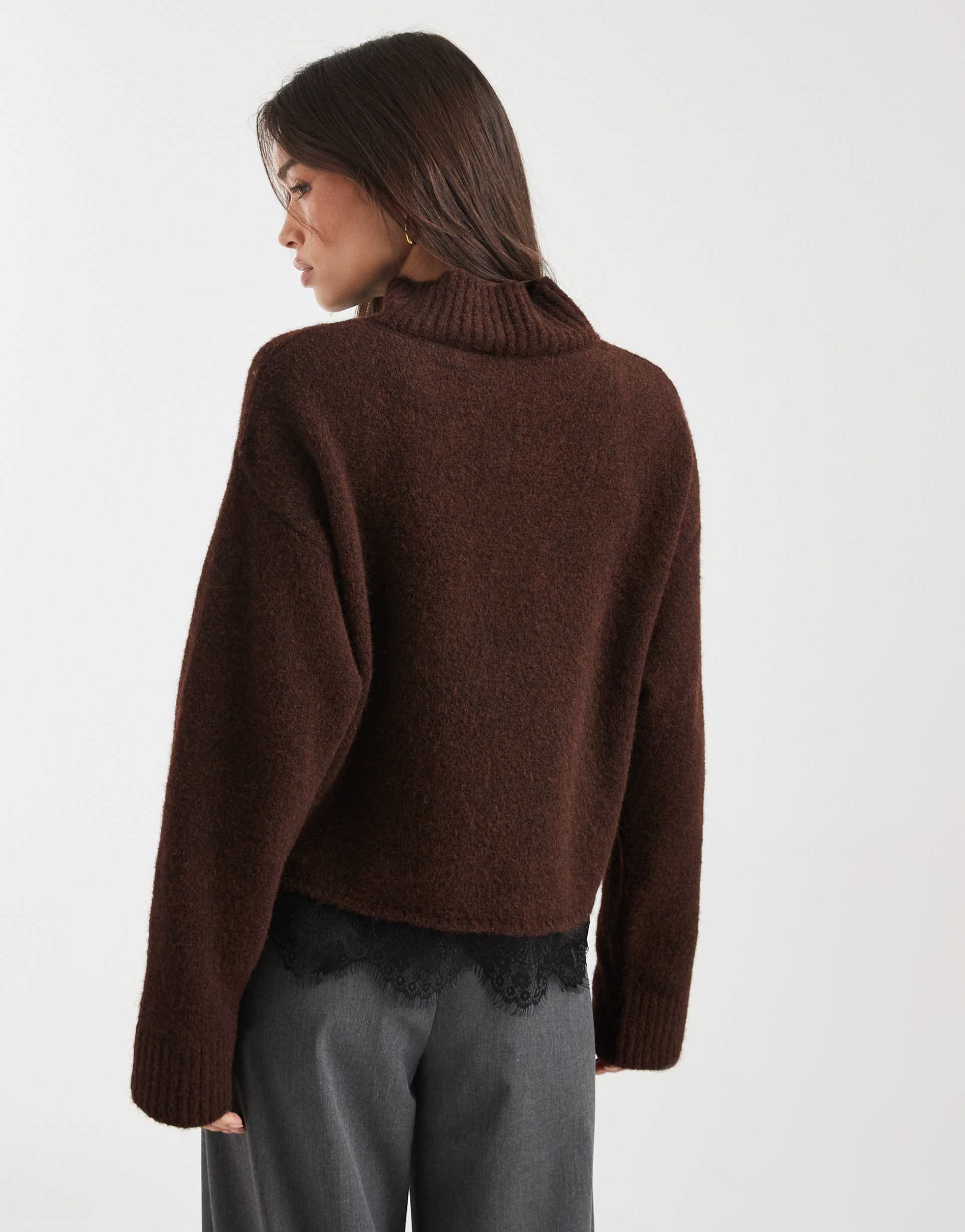 ASOS DESIGN - Maglione lavorato color marrone cioccolato in misto lana con finiture in pizzo