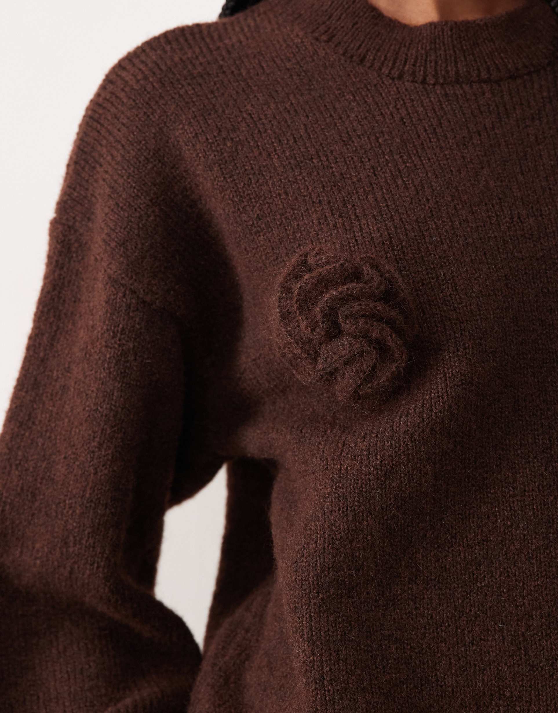 ASOS DESIGN - Maglione lavorato in misto lana marrone con maniche ampie e fiore 3D