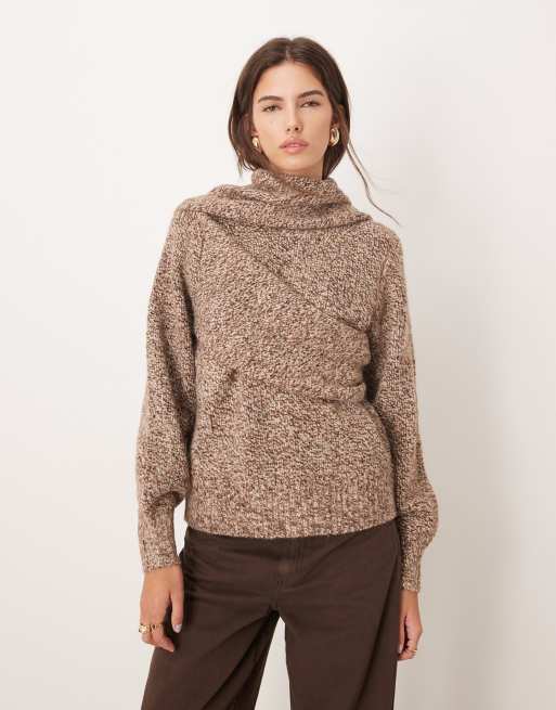 ASOS DESIGN - Maglione marrone vestibilità comoda con dettaglio sciarpa