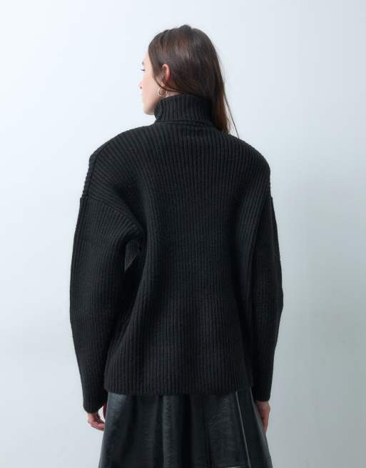 ASOS DESIGN maglione oversize con spalline imbottite e collo a imbuto nero, 3 di 4