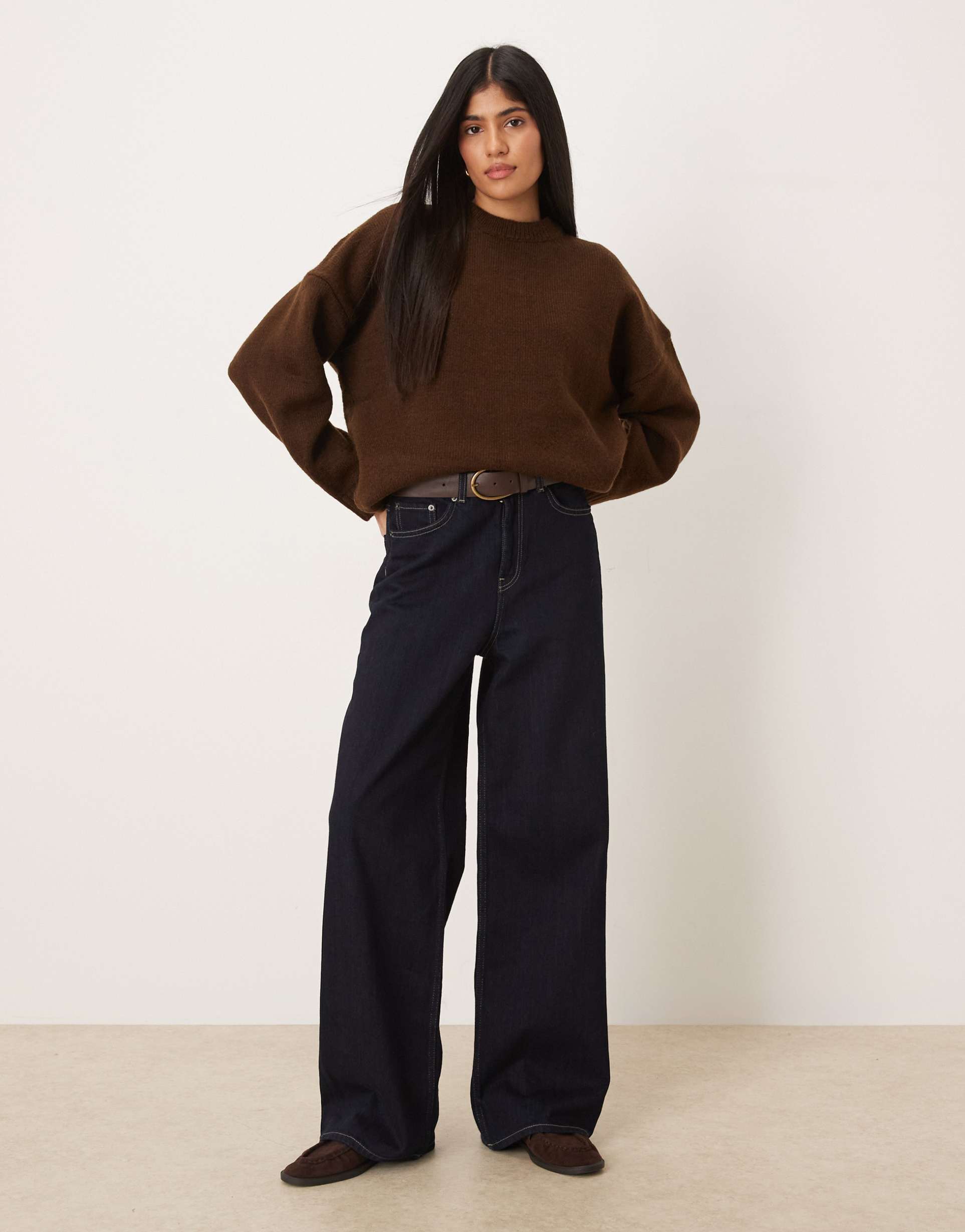 ASOS DESIGN - Maglione oversize girocollo color cioccolato con fondo arrotondato