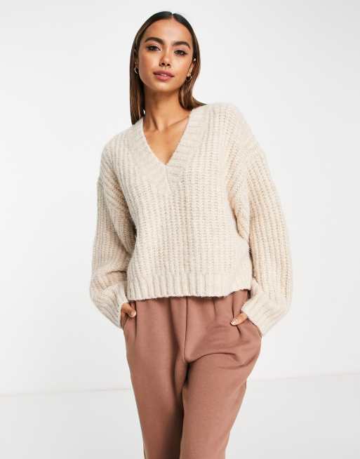 ASOS DESIGN - Maglione oversize in filato soffice e spesso con scollo a V color pietra