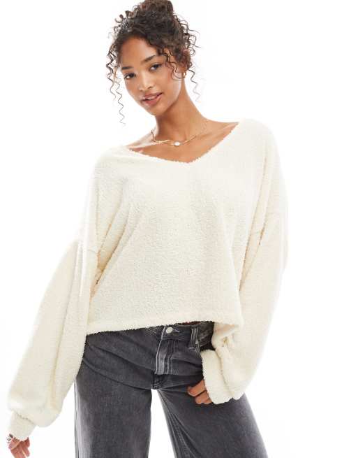 ASOS DESIGN - Maglione soffice color crema in bouclé con scollo a V