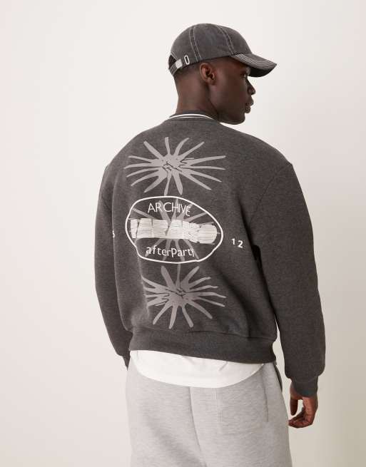 ASOS DESIGN - Maglione squadrato oversize color antracite con stampa sul petto
