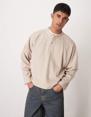 ASOS DESIGN - Maglione super oversize taglio corto color pietra a coste con scollo serafino