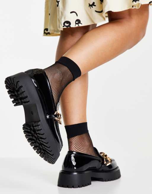 ASOS DESIGN Mai Klobige schwarze Loafer mit Kettendetails in Lacklederoptik ASOS