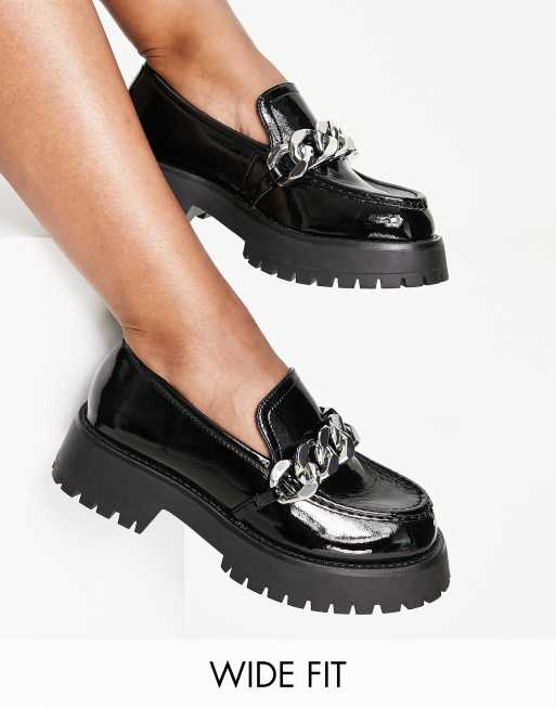 ASOS DESIGN - Mai - Loafers met brede pasvorm, dikke zool en ketting in zwart lakleer