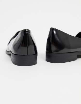 pointed loafers black
