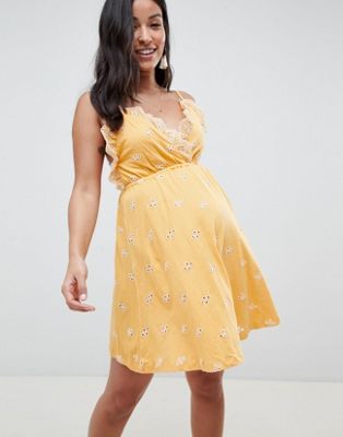 ASOS DESIGN – Mammakläder – Kort solklänning med hålbroderi-Gul