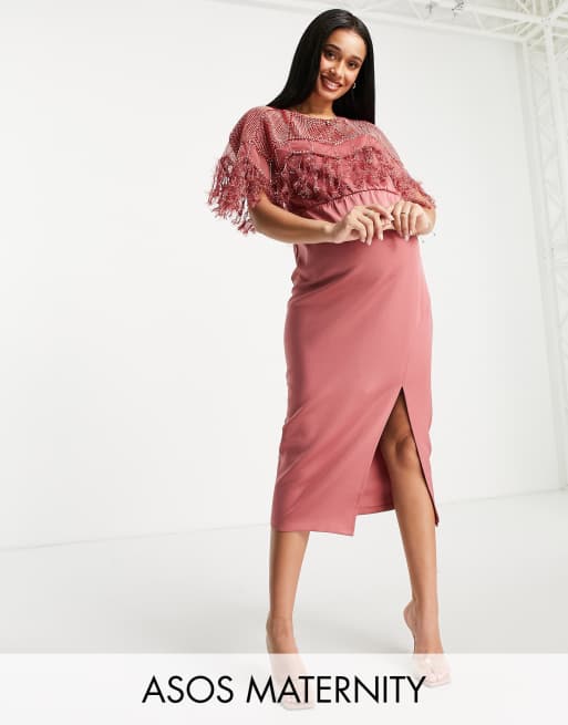 ASOS DESIGN – Mammakläder – Rosenrosa, pärlutsmyckad midiklänning i scubatyg med fuskfjädrar