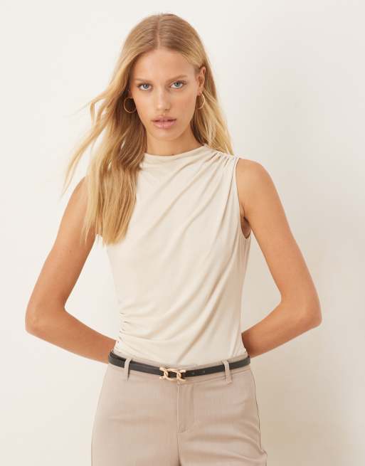 ASOS DESIGN – Mandelbeige, silkig topp med hög krage och rynkning