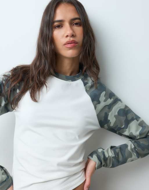 ASOS DESIGN manga larga raglán de camuflaje en crudo, 3 de 4
