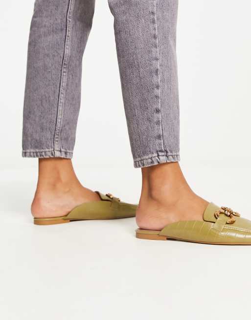 ASOS DESIGN Manhattan Flache Mules in Kroko Salbeigrun mit Besatz ASOS