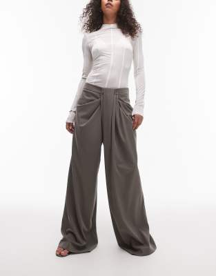 ASOS DESIGN - Mansy - Elegante, drapierte Hose in Olivgrün mit weitem Bein