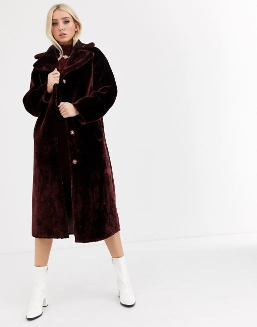 ASOS DESIGN Manteau long duveteux en fausse fourrure Bordeaux