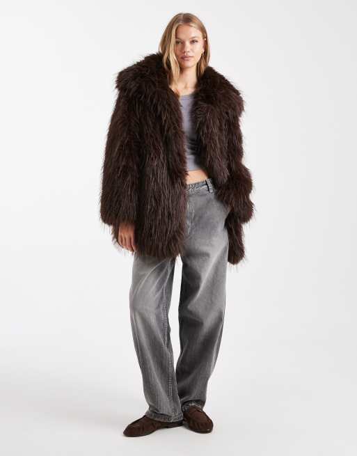 ASOS DESIGN – Mantel aus Kunstpelz in Schokobraun, 2 von 4