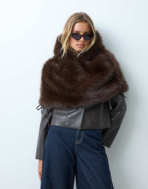 ASOS DESIGN mantella-sciarpa con cappuccio in pelliccia color cioccolato, 2 di 4