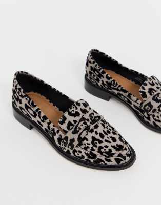 ASOS DESIGN Mantra Flache Loafer Schuhe in Grau mit Leopardenmuster ASOS