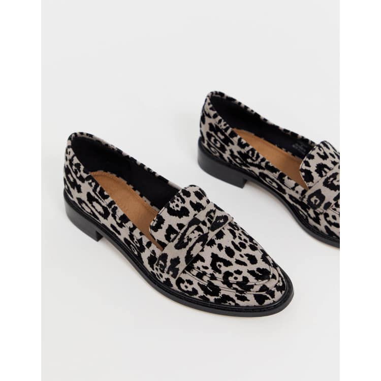 ASOS DESIGN Mantra Flache Loafer Schuhe in Grau mit Leopardenmuster ASOS