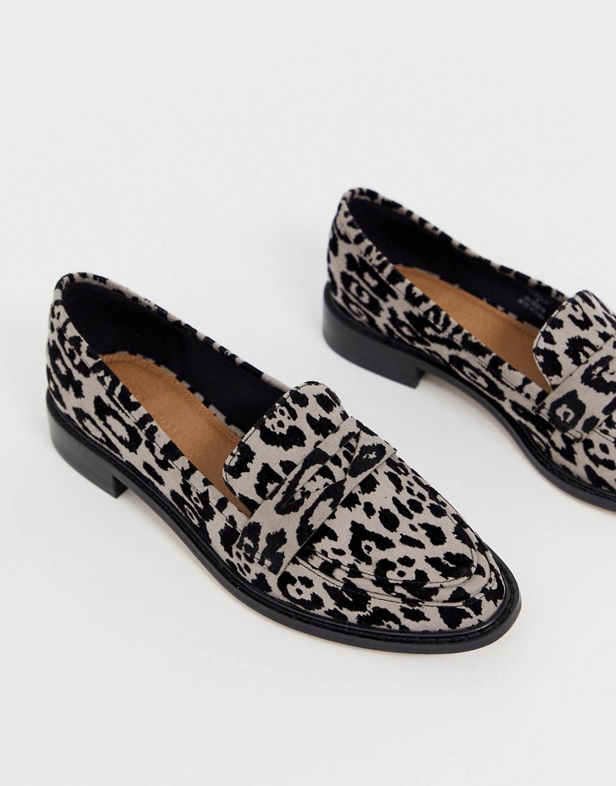 ASOS DESIGN – Mantra – Grå leopardmönstrade platta loafers-Flerfärgad