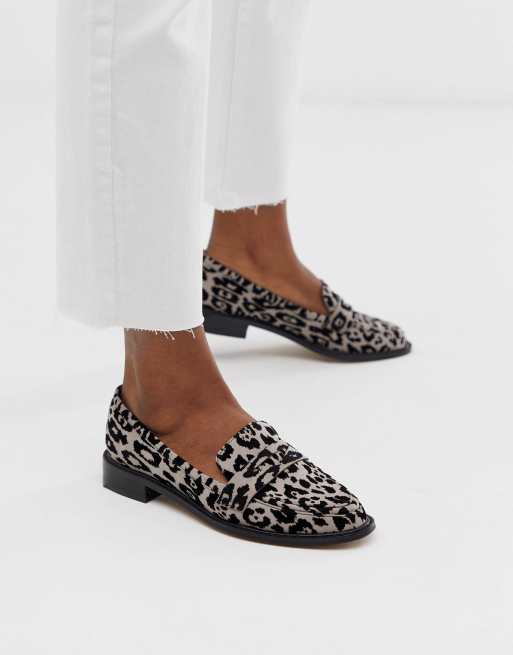 ASOS DESIGN – Mantra – Grå leopardmönstrade platta loafers, 3 av 4